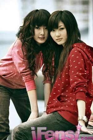 化名贱女孩的<em>双胞胎姐妹包包</em>和