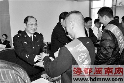 漳州重奖24位见义勇为模范 奖励1到3万元不等