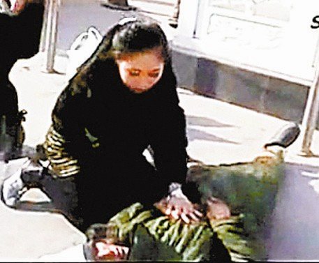 23岁女大学生跪地人工呼吸<em>救乞丐</em> 一跪惊天下
