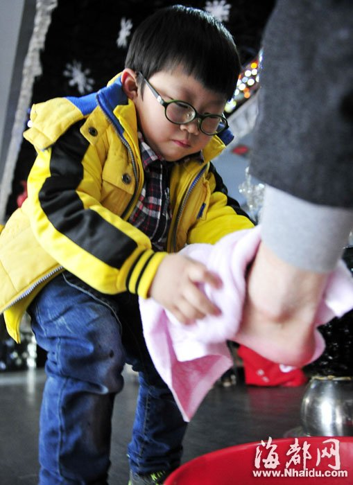 福州信任餐厅组织28个娃娃 给母亲们洗脚