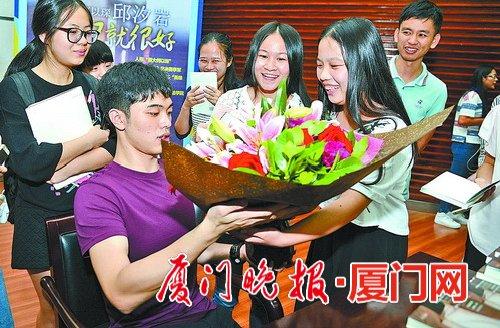 《一站到底》题王厦大男神邱汐岩 分享写书故