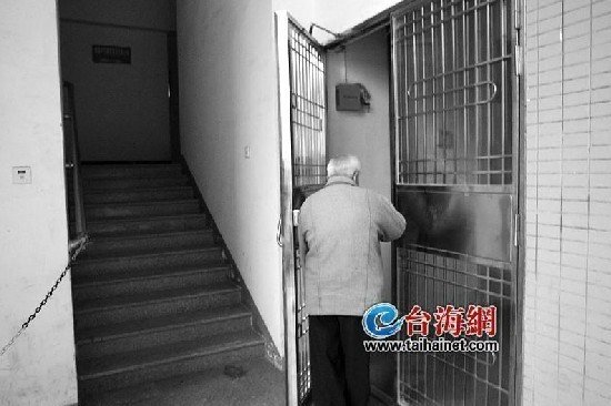 楼道里设一道电控门 要你有啥用?