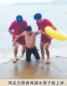 两男子水中扑腾一人爬山礁石 志愿者下海施救 