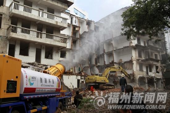 “降塵神器”霧炮車首次進(jìn)拆遷工地 7分鐘見效果