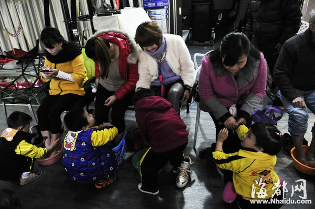 福州信任餐厅组织28个娃娃 给母亲们洗脚