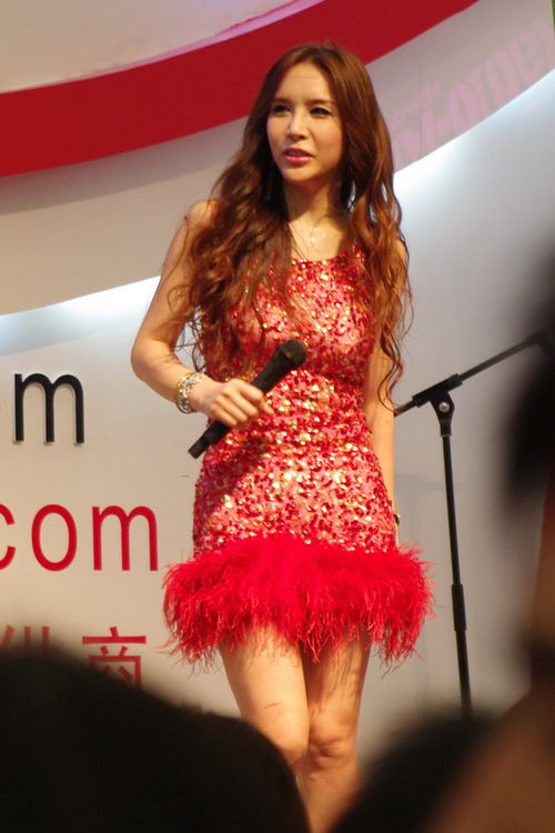 韩国变性明星河莉秀现身CJ劲歌热舞