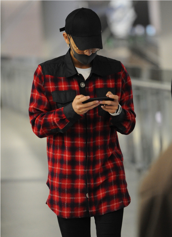 黄子韬也是网瘾少年 走路聚精会神玩手游