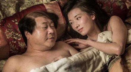洋葱新闻：男子开挖掘机抢银行 90后女孩网上求包养
