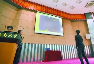 大学生研发真人版奇葩游戏:僵尸大战俄罗斯方