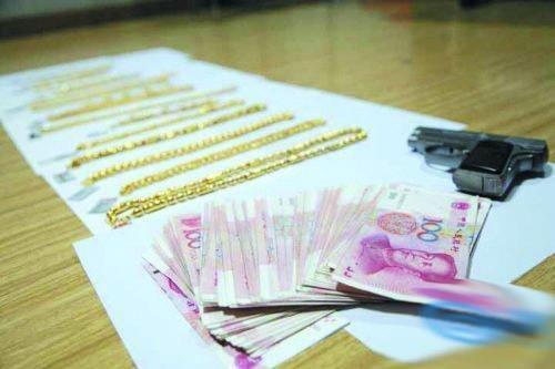 男子打赏女主播欠债10多万元 抢金店被抓