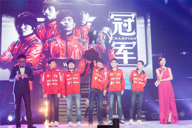 他曾是世界第一卡牌 如今混得比李晓峰还风光