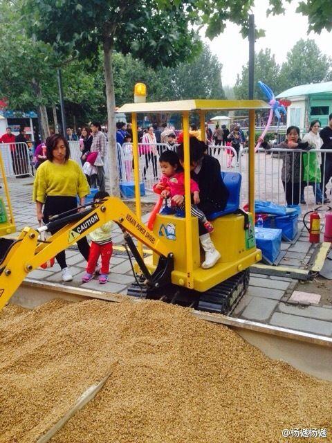北京公园从山东引进儿童挖掘机 一万七一台