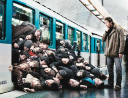 洋葱新闻:带充气娃娃看电影是可怜还是可笑?