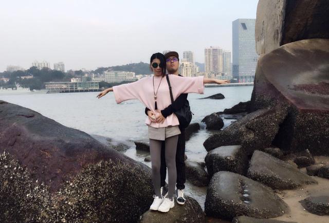 LOL主播笑笑秀恩爱 竟被网友吐槽谁更高?