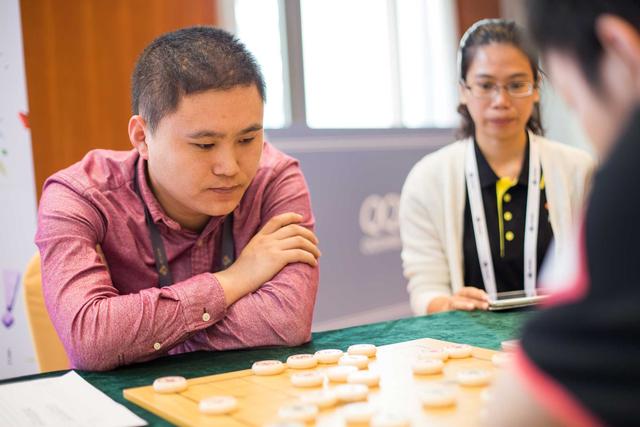 象棋特级大师郝继超比赛中