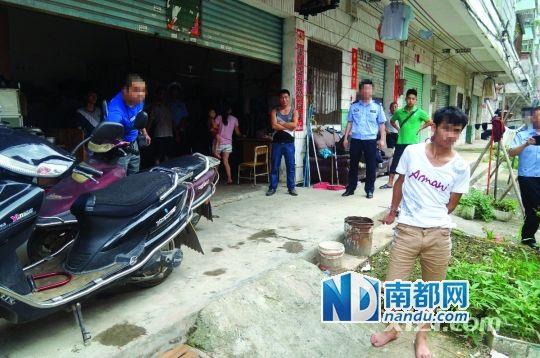 网帖图片中，1名青年男子和1名中年男子正在指认作案现场。