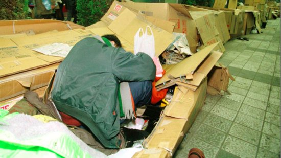 经济不景气 日本游戏厅外一男子被冻死
