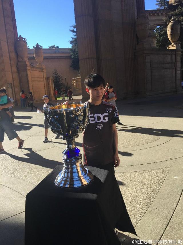 Koro1美国街头偶遇S6奖杯 网友:快抱走