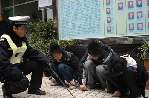 没钱上网9名高中生高中伤人抢100元被抓读女生澳洲想钢管去图片