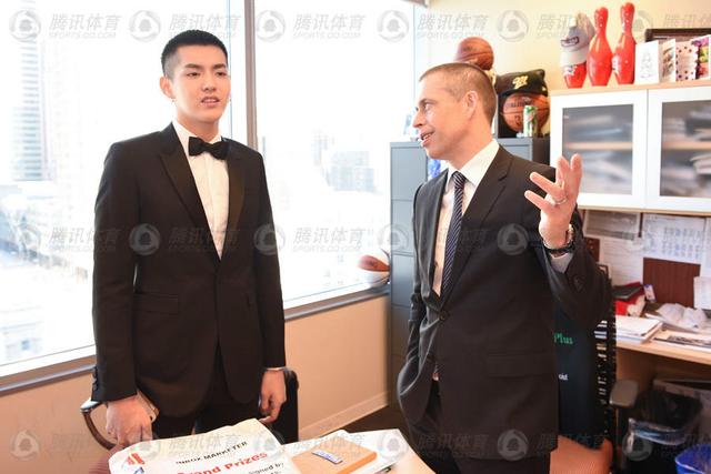 吴亦凡对话NBA中国CEO:周琦或进NBA接班姚