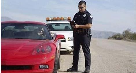 美警察开车玩游戏 闯红灯致两警车相撞