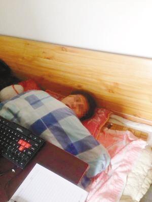 待业男生通宵打游戏 玩至虚脱昏倒在床