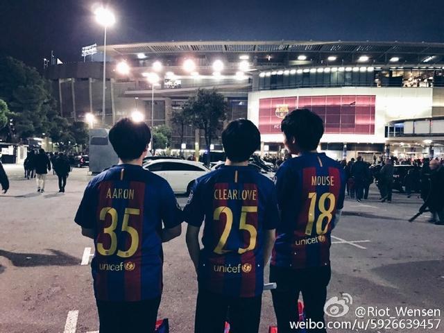 LPL全明星全员观看巴萨欧冠比赛 厂长换新发型