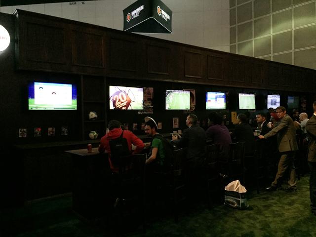 《PES 2016》E3现场体验:酒吧还可以踢球