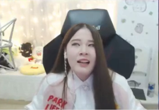 美女酥酥直播挑战末日人机 居然被电脑疯狂秀