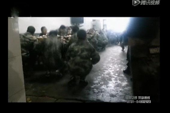 记者暗访魔鬼特训:网瘾男被罚跪踩头_游戏_腾讯网