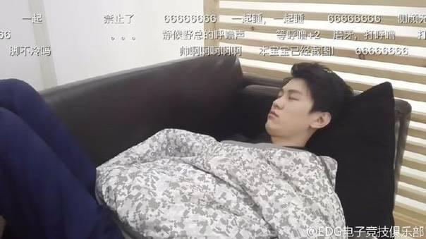 meiko直播睡觉 数万迷妹拜倒在野神的美颜之下!