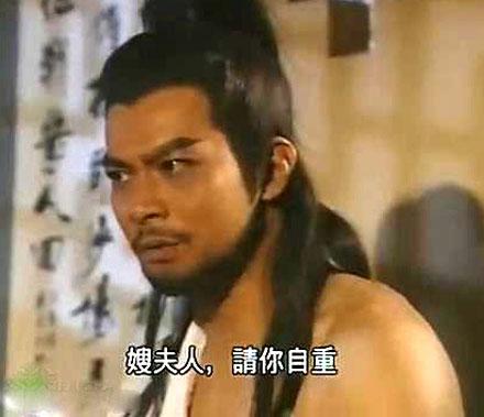 洋葱新闻：男子开挖掘机抢银行 90后女孩网上求包养