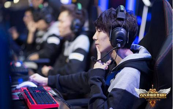 传奇AD娜美做客《竞迹》 分享ADC实用技巧