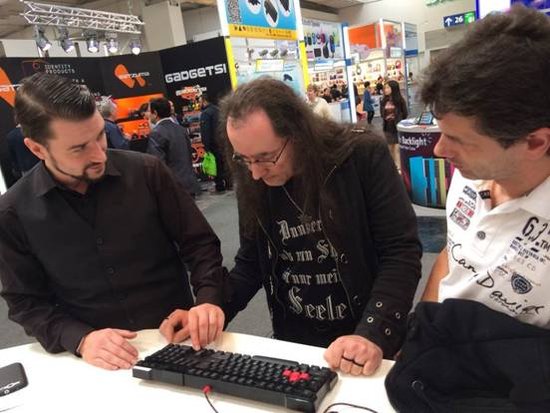 血手幽灵携新品惊艳亮相德国CeBIT展会