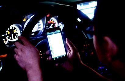 调查:20%的交通事故因司机开车时玩手机诱发