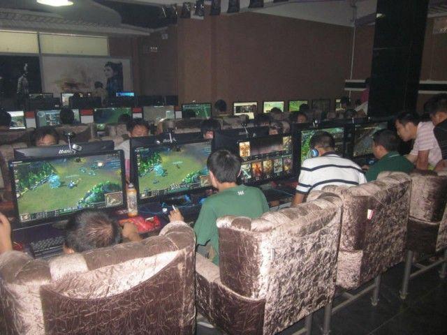 中国好队友!网吧被查玩家在警察围观下继续游戏