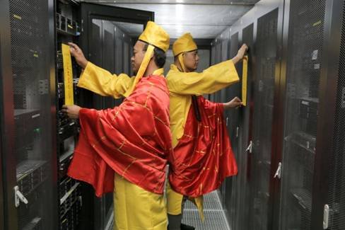 程序员带服务器进寺庙开光 让法师保佑不宕机