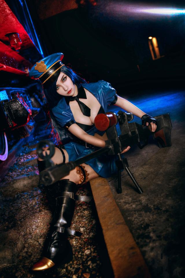 《英雄联盟》<em>皮城女警性感</em>COS 傲人巨乳太吸