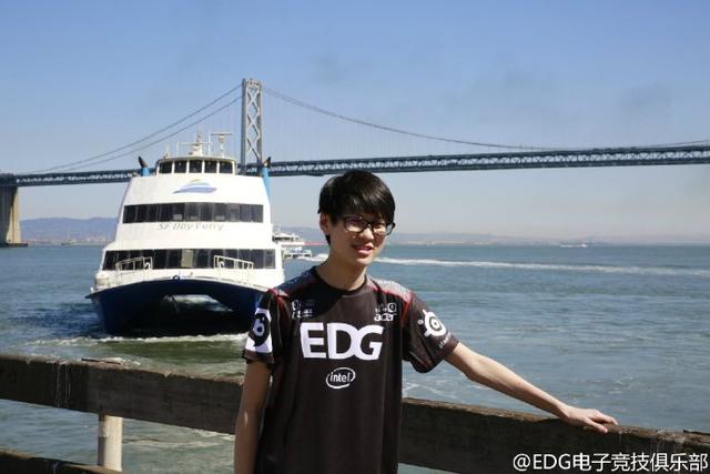 EDG晒花絮:厂长妹控拍宣传片 天气好心情也好