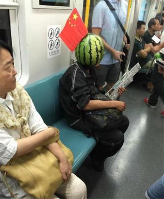 地铁上看到他们你能不笑?鬼魂新娘莫甘娜亮瞎_游戏_腾讯网