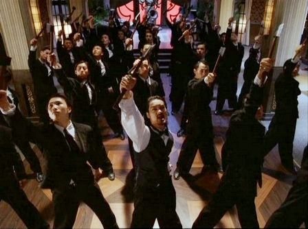 网吧抢电脑引争执 两帮小伙持斧斗殴4人被砍伤