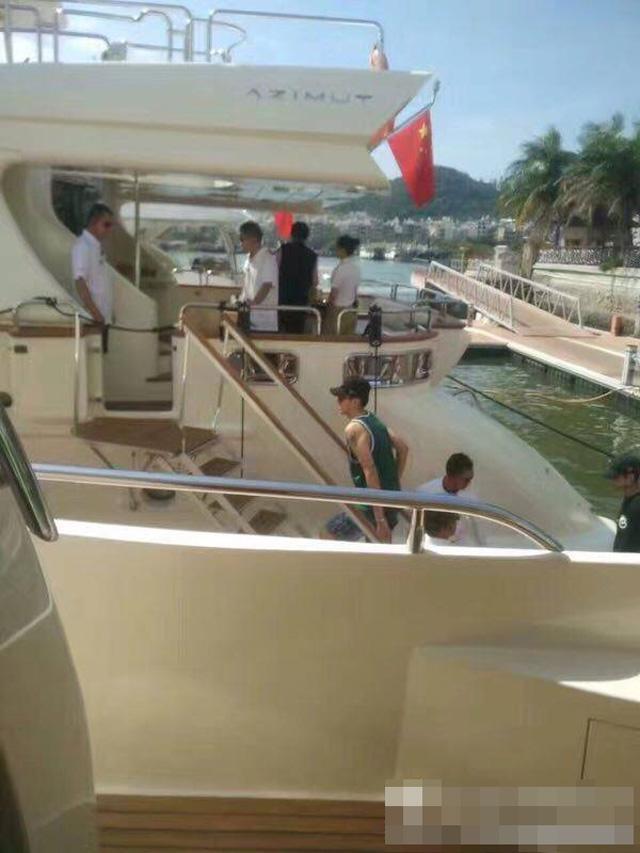 王思聪吴亦凡三亚出海游玩 网友:林更新呢?