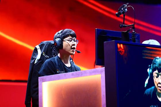 Smeb:开幕式受追捧 Faker直言与自己差个冠军