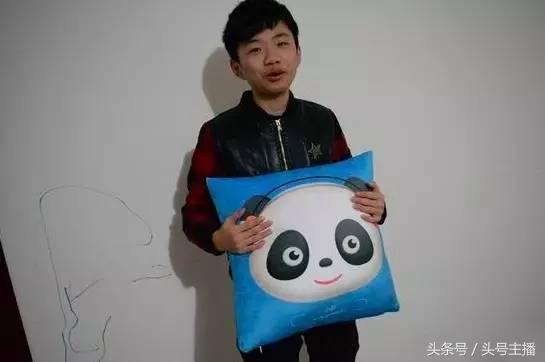 12岁游戏主播退学签约熊猫TV 你怎么看?