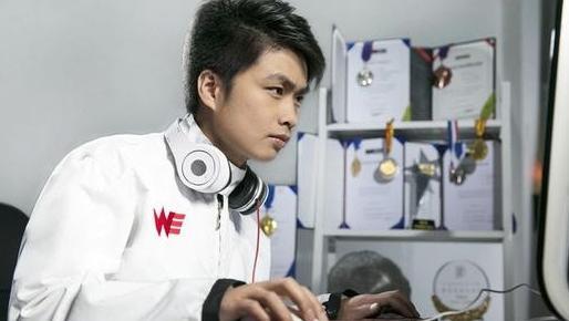 他曾是世界第一卡牌 如今混得比李晓峰还风光