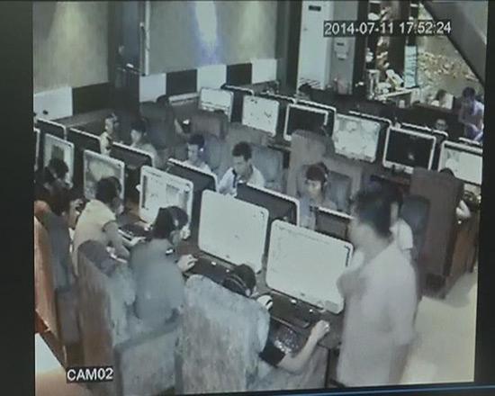 小伙进网吧33秒猝死 疑心源疾病不排除投毒