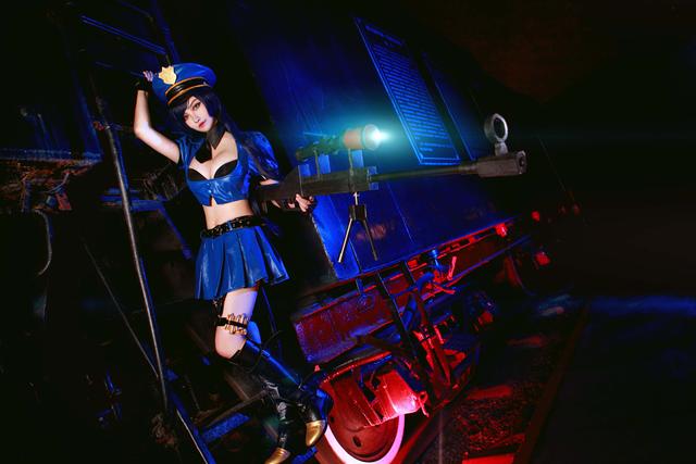 《英雄联盟》<em>皮城女警性感</em>COS 傲人巨乳太吸