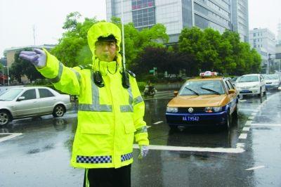 长沙交警换新款雨衣 网友吐槽像超级玛丽