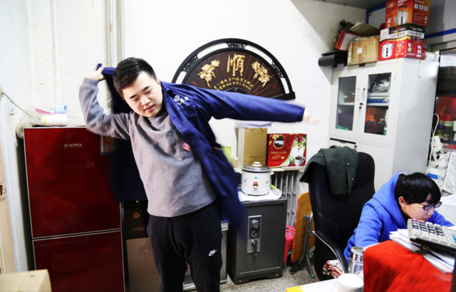 网络男主播月赚一万二 白天搬运工晚上兼职