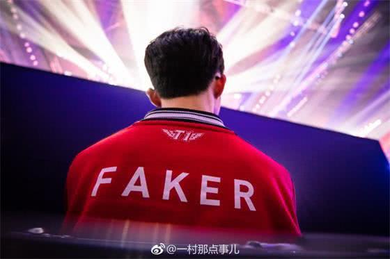 Faker背影落寞赛后独自一人上大巴，粉丝:想起了17年的Uzi